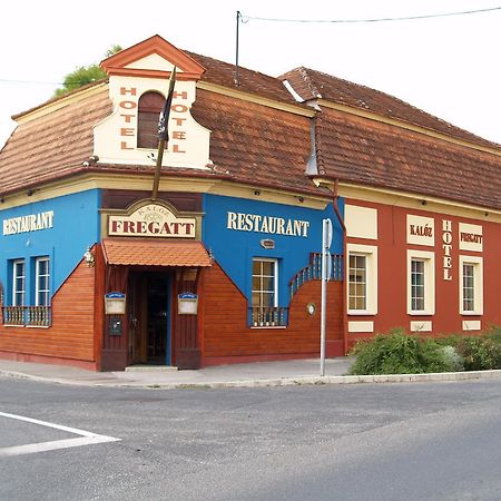 Отель Kaloz Fregatt Panzio & Etterem Тата Экстерьер фото